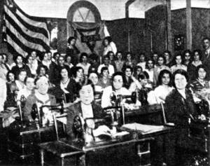 Centenas de mulheres voluntariam para costurar as fardas.