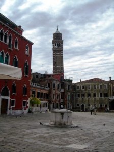 Veneza, Itália. Praça deserta. Foto Marilynn.