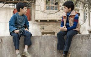 Amir e Hassam conversam, foto de divulgação do filme