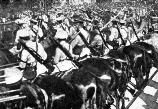 Dia e noite seguiam tropas para a frente. Revolução de 1932.