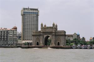 Bombaim com seus 18.000.000 de habitantes, o portão da Índia