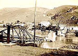 Ponte destruida pelas tropas paulistas no Rio Paraiba, 19-9-1932.