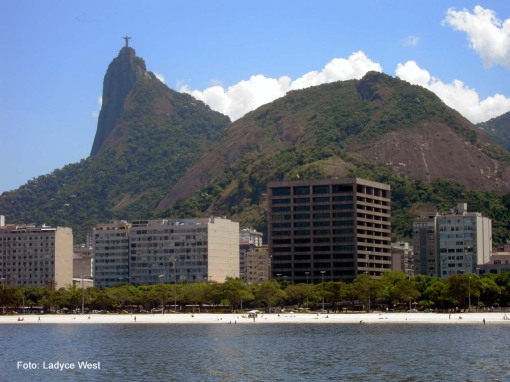 Praia de Botafogo, ao fundo O Corcovado, RJ.  Foto: Ladyce West