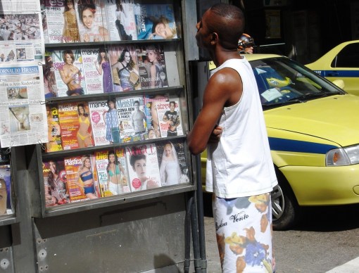 Brasileiro lendo 1591 Brasileiro lendo 1591