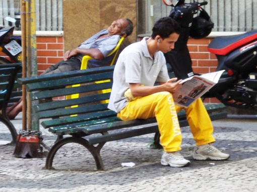 Homem lendo, tarde de Copacabana