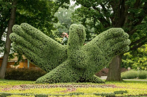 massive-hordicultural-sculptures-in-montreal-designboom-02