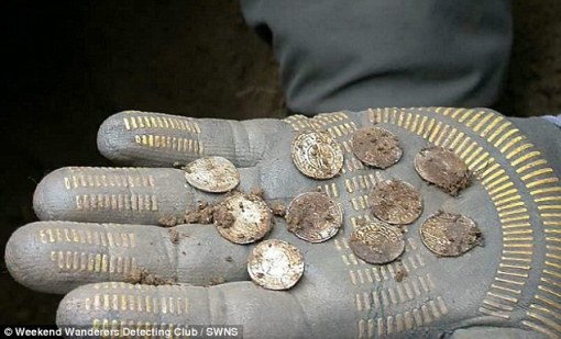 245B3E6F00000578-2893568-Treasure_The_man_who_found_the_coins_named_only_as_Paul_could_be-a-26_1420133745079