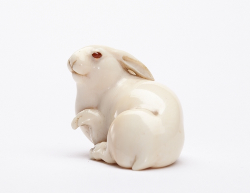 Ivory_netsuke_of_the_Hare_with_Amber_Eyes