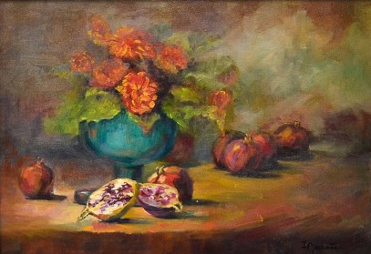 ISABEL MAGALHÃES (1961). Romãs e Jarro de Flores sobre a Mesa, óleo stela, 38 X 55. Assinado no c.i.d. e no verso (2016).