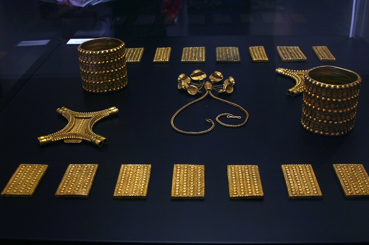 1200px-El_Carambolo_Treasury_-_7th-5th_cent._b.C._-_Seville_-_Museo_Arqueológico_de_Sevilla3