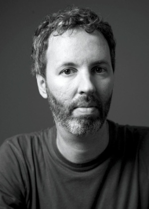 fotografia-do-editorial-mondadori-do-escritor-brasileiro-michel-laub-1364849951116_300x420